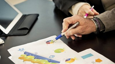 如何保障药品经营许可证信息在互联网上的安全与合法性?